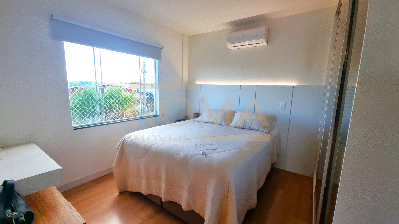 APARTAMENTO ESPAÇOSO, SEMI MOBILIADO E 2 VAGAS DE GARAGEM — foto 4