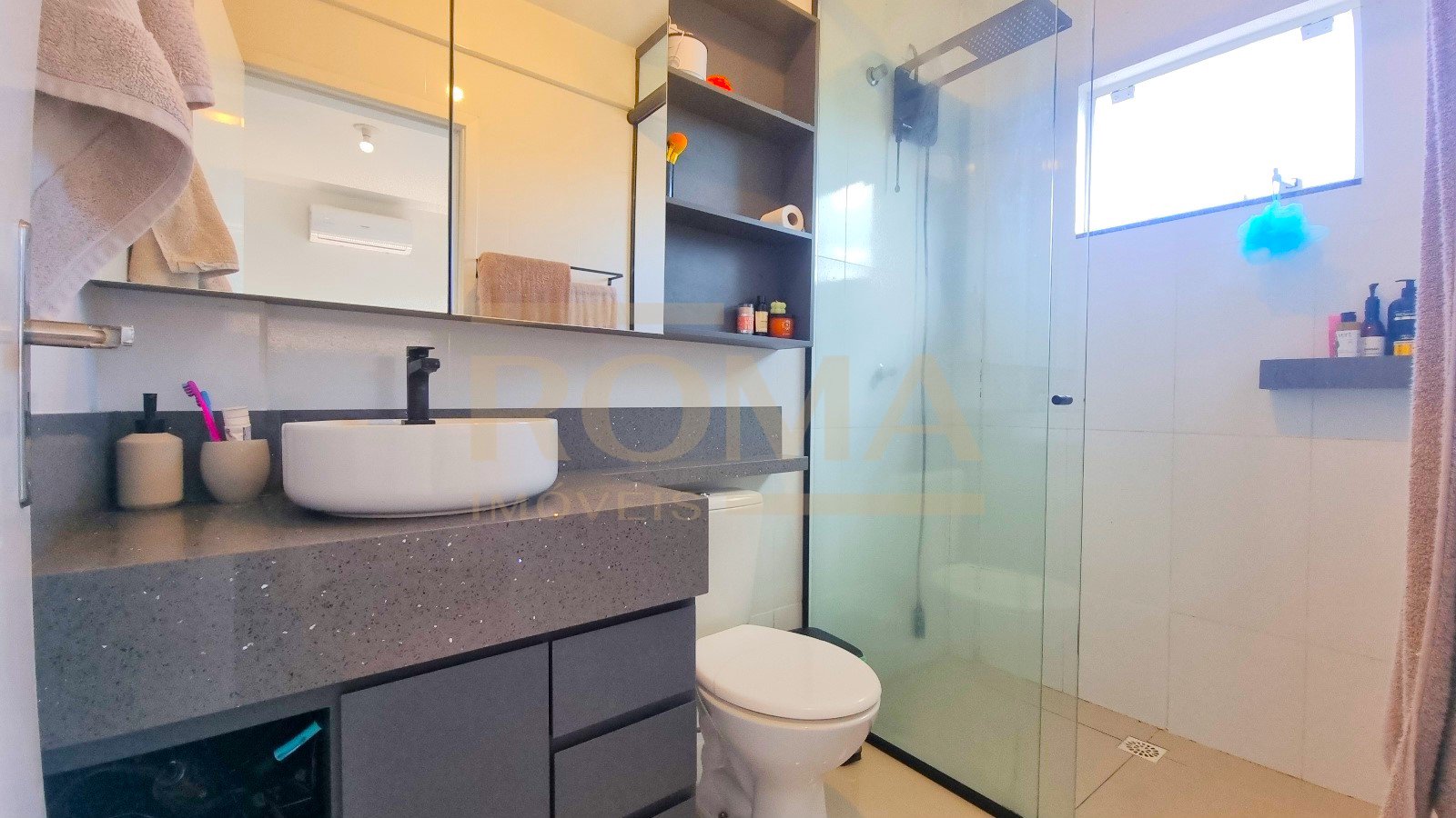 APARTAMENTO ESPAÇOSO, SEMI MOBILIADO E 2 VAGAS DE GARAGEM — foto 3