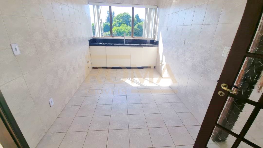 APARTAMENTO COM 3 QUARTOS E SACADA NA SALA NO BAIRRO PARAÍSO/CENTRO — foto 4