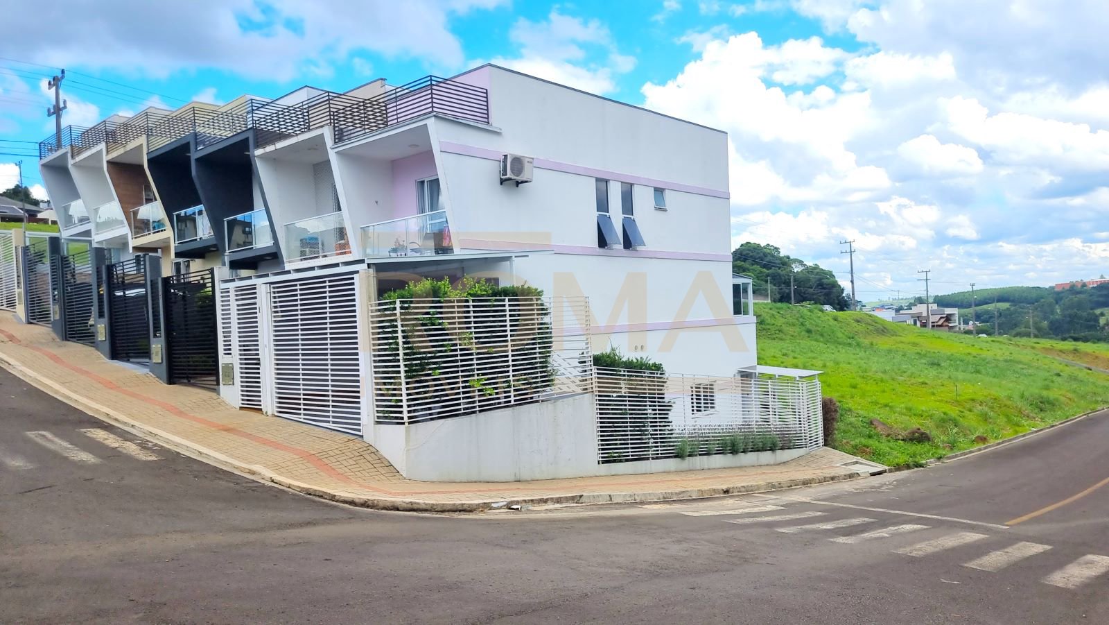 CASA GEMINADA COM 3 PAVIMENTOS