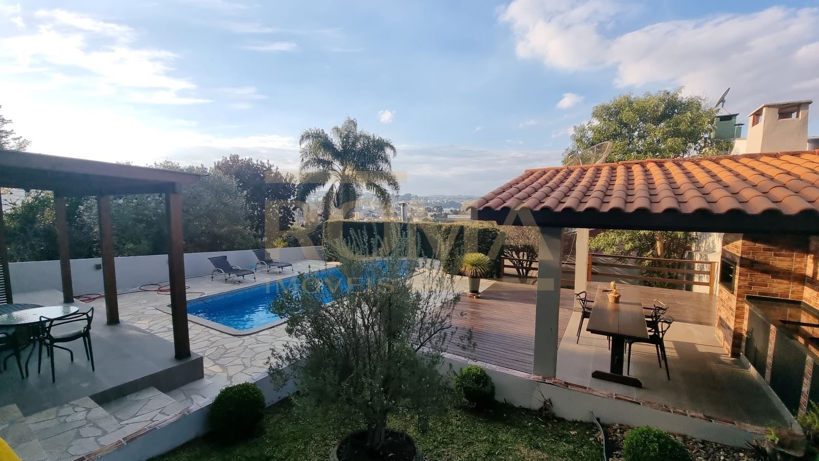 CASA EM ALTO PADRÃO - COM PISCINA