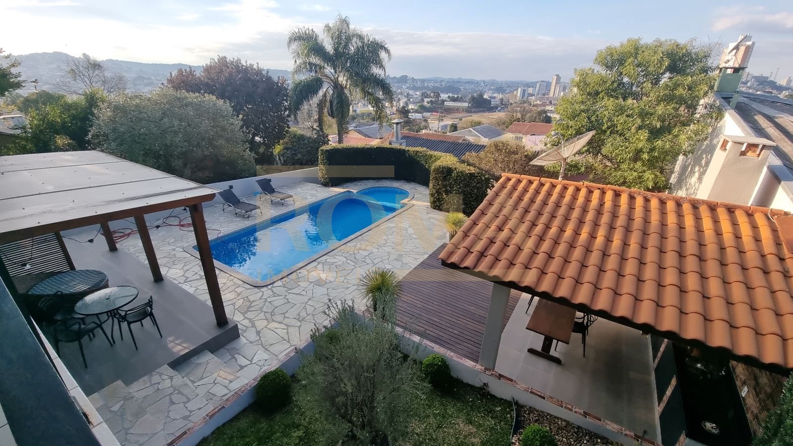 CASA EM ALTO PADRÃO - COM PISCINA — foto 2