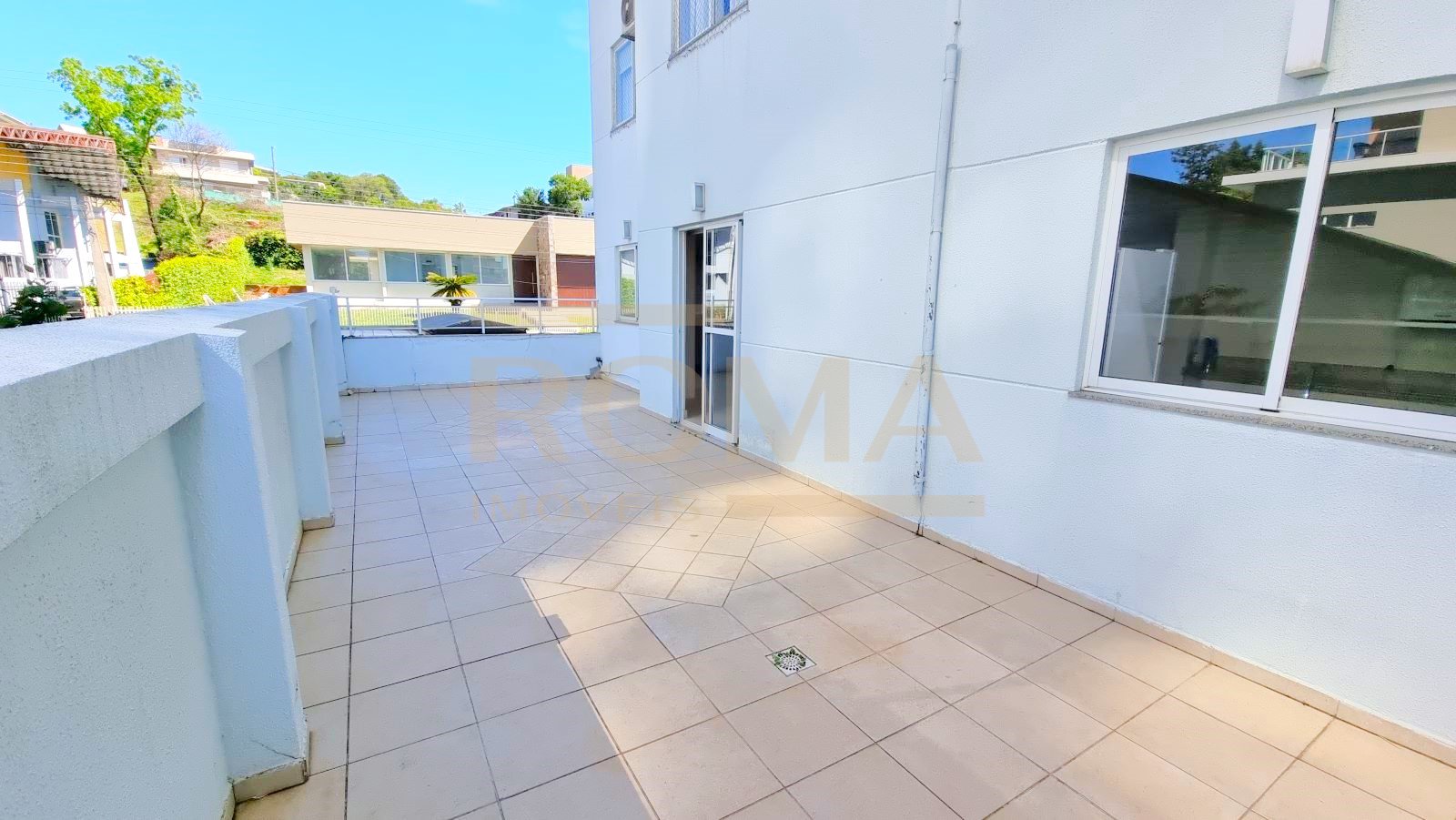APARTAMENTO MOBILIADO, ESPAÇOSO E CONFORTÁVEL COM 2 SACADAS — foto 3