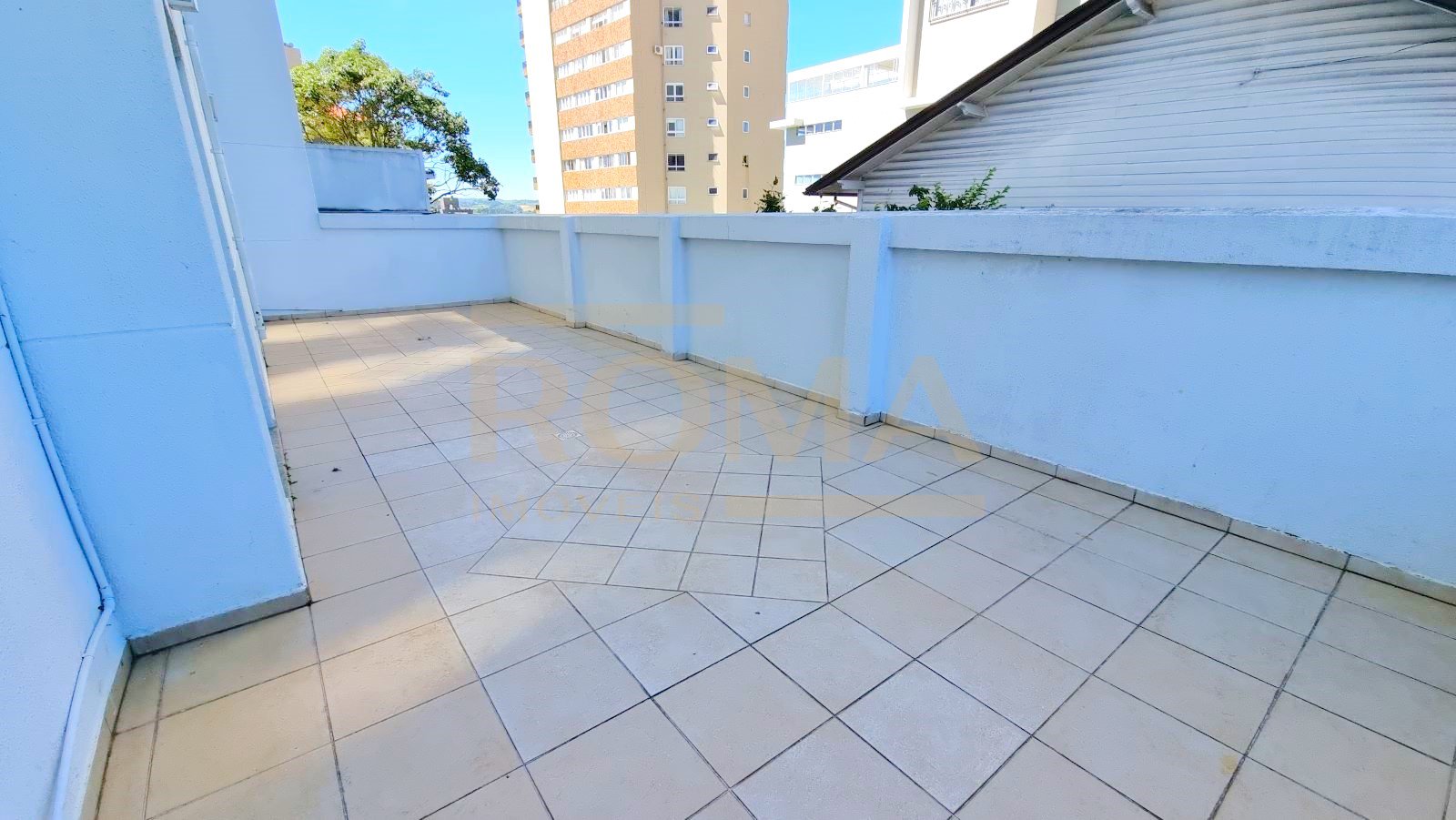 APARTAMENTO MOBILIADO, ESPAÇOSO E CONFORTÁVEL COM 2 SACADAS — foto 4