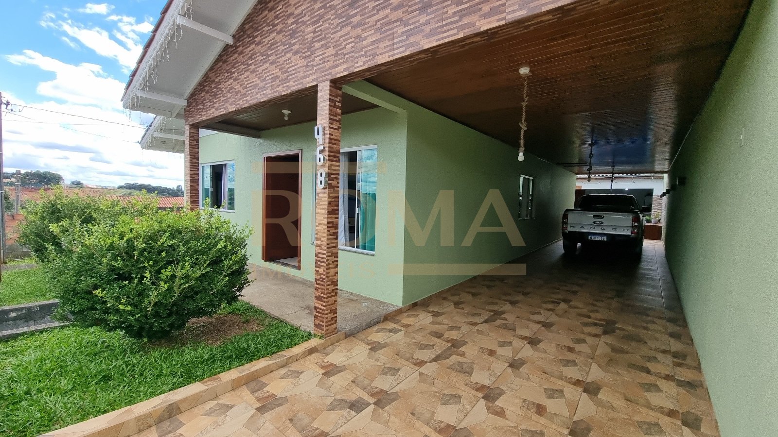 CASA COM SALÃO E PISCINA COBERTA AQUECIDA 